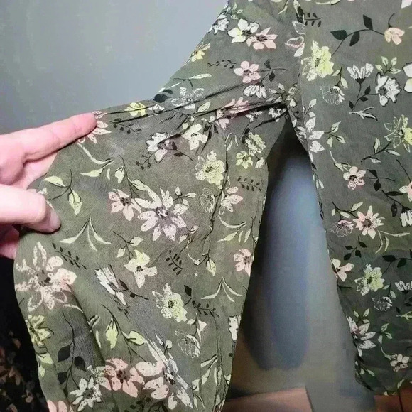 Time and tru woman's v neck size medium - Picture 2 of 6